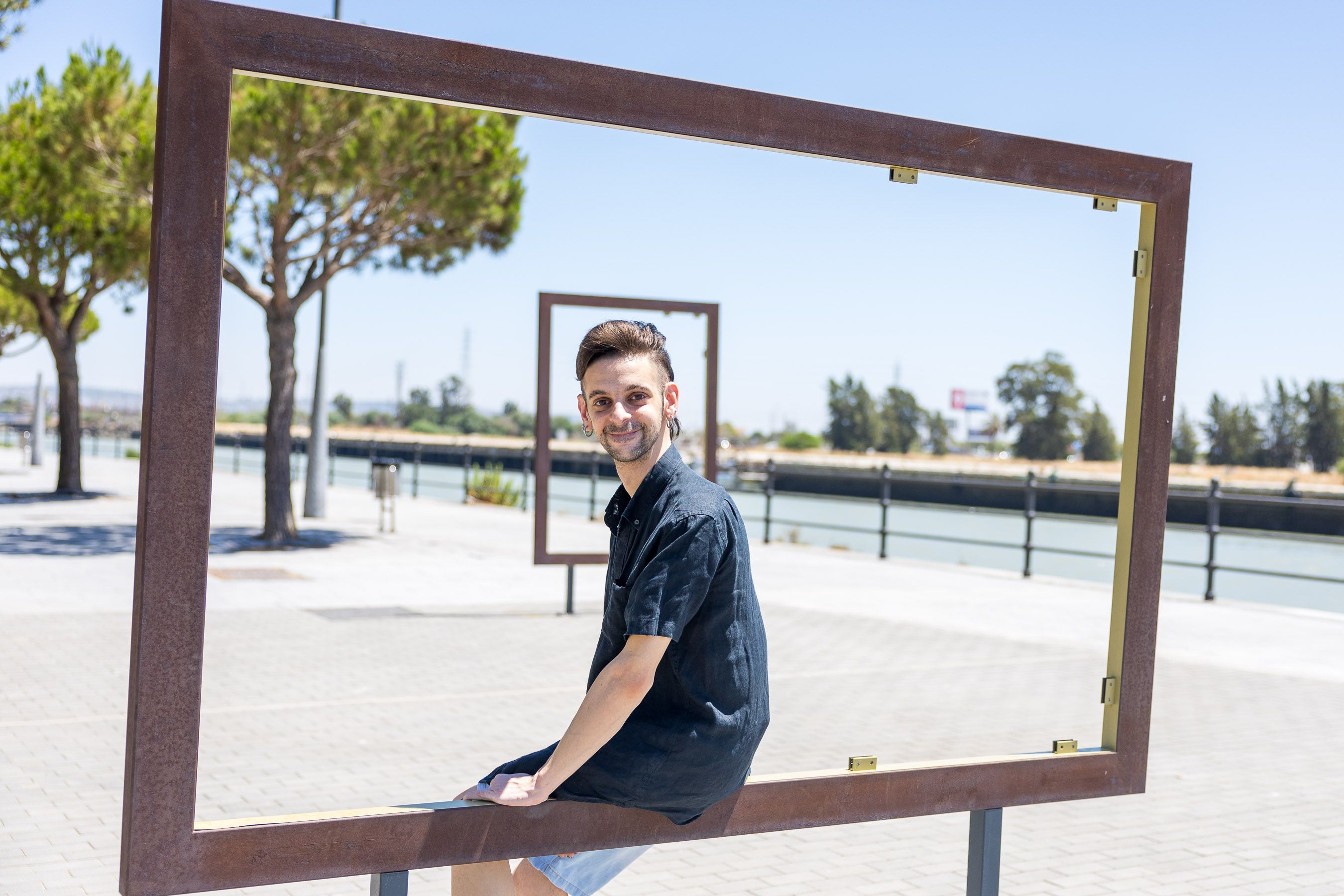 Pepe Sevilla, actor portuense, en el paseo de la Bajamar en El Puerto.