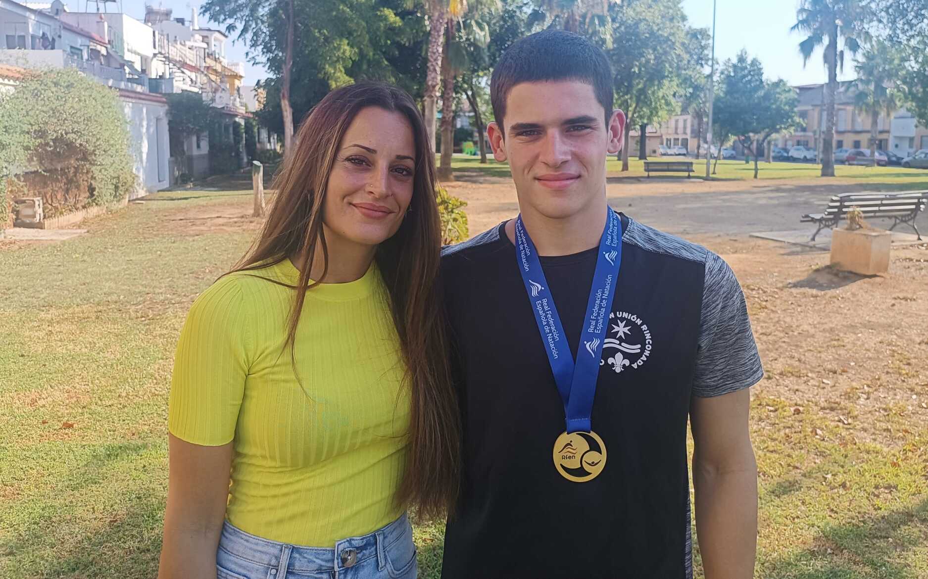 Marcos Ruiz posa con su madre, Cova, y la medalla de campeón de España.