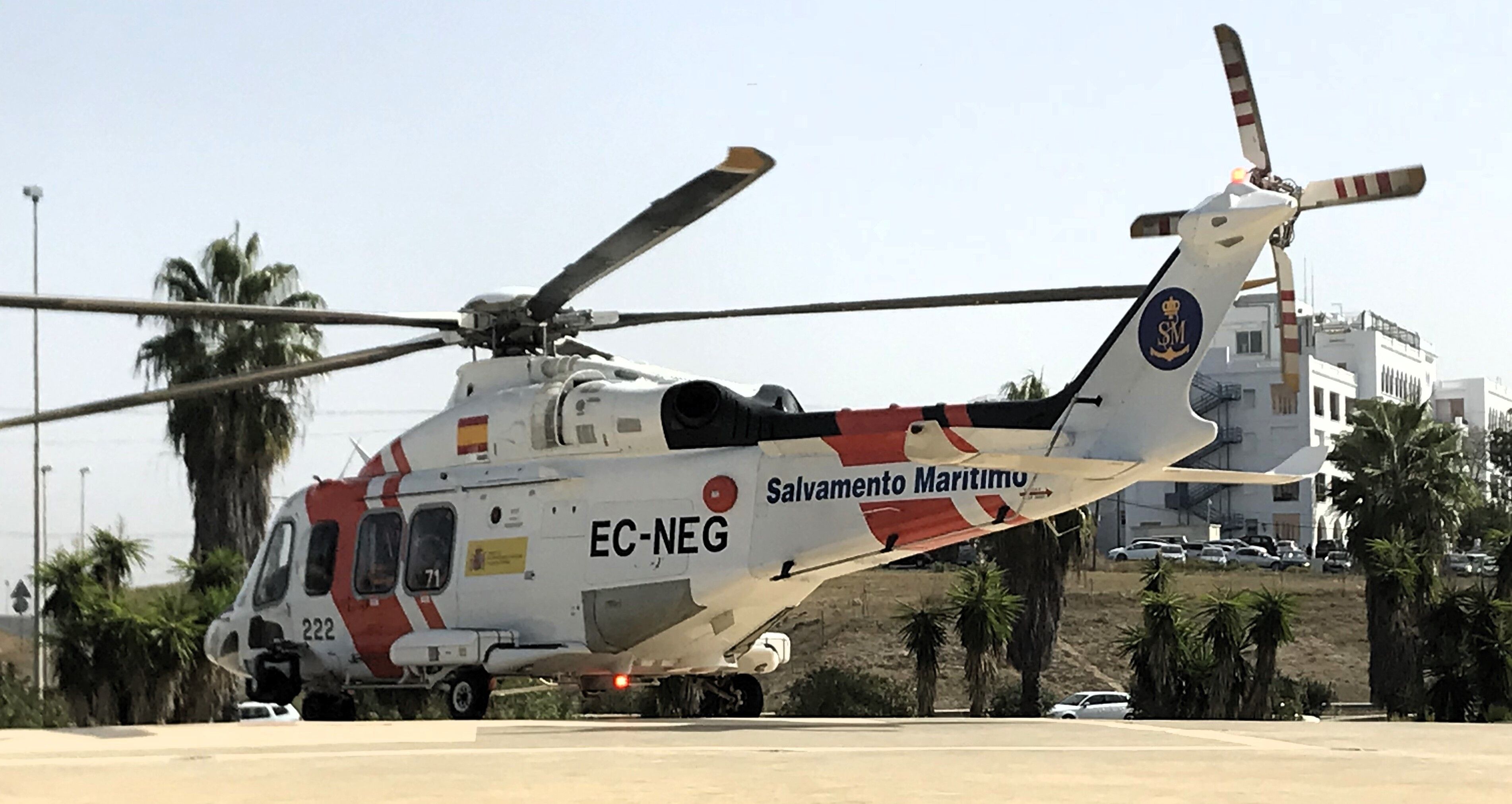Un helicóptero usado por Salvamento Marítimo para trasladar al pescador de Chipiona fallecido tras caer al mar.