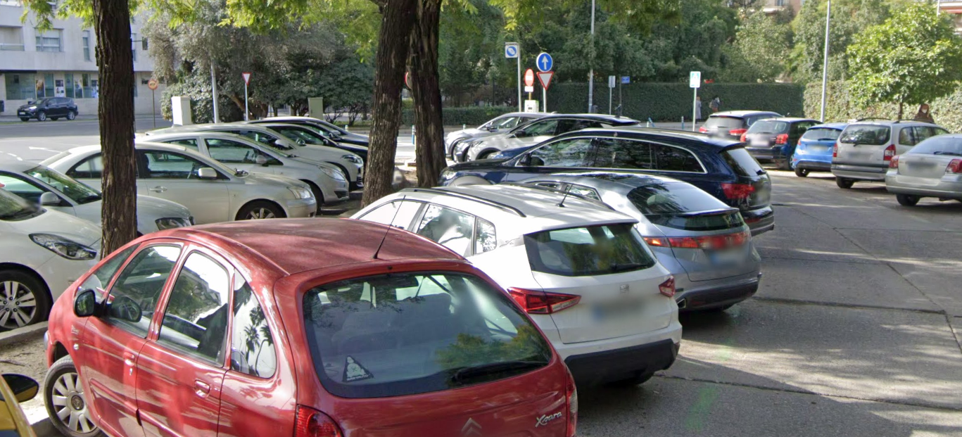 Una zona de aparcamiento en Los Remedios, un barrio donde se construirán dos parkings subterráneos.