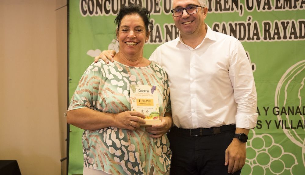 Ana Rodríguez Caballero, la ganadora del mayor racimo de uvas