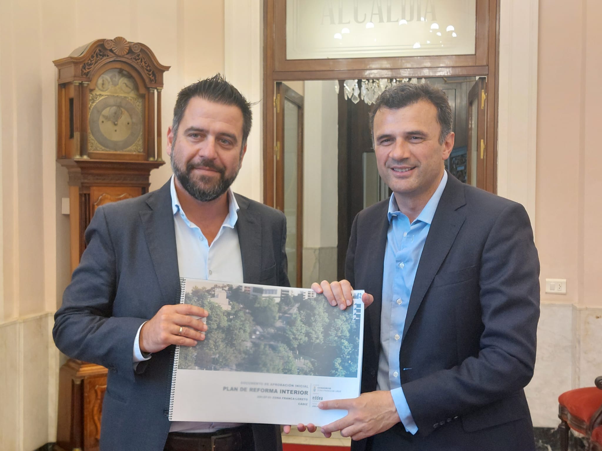 El delegado de Zona Franca en la entrega de la documentación al alcalde de Cádiz.