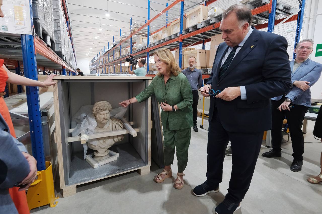 Arturo Bernal junto al busto del emperador Adriano, una de las piezas del Museo Arqueológico de Sevilla.