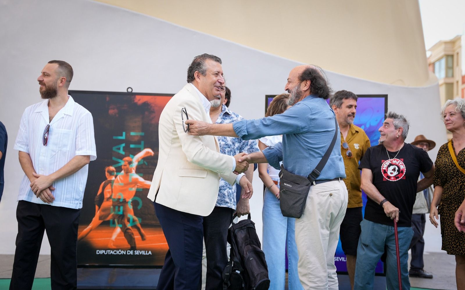 Javier Fernández, presidente de Diputación, saluda a Juan Motilla, actor y director de la compañía de Teatro Clásico de Sevilla, durante la presentación. 