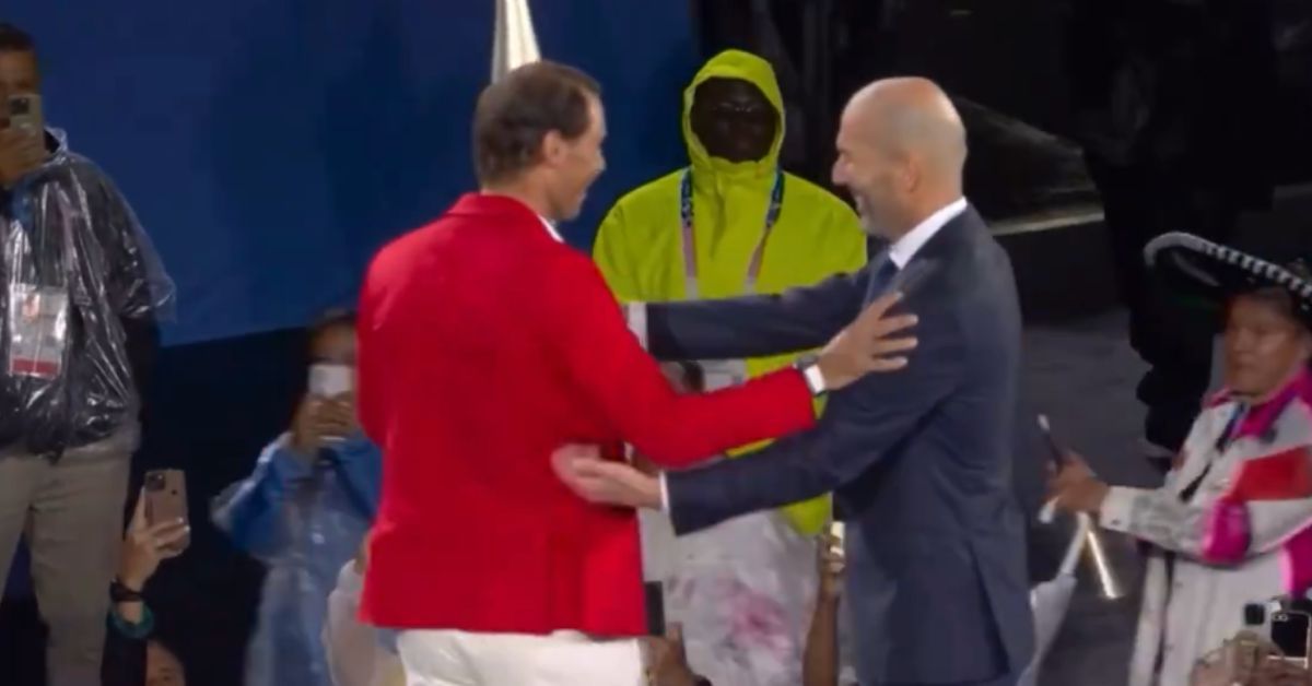 Zinedine Zidane entrega la antorcha olímpica a Rafa Nadal.