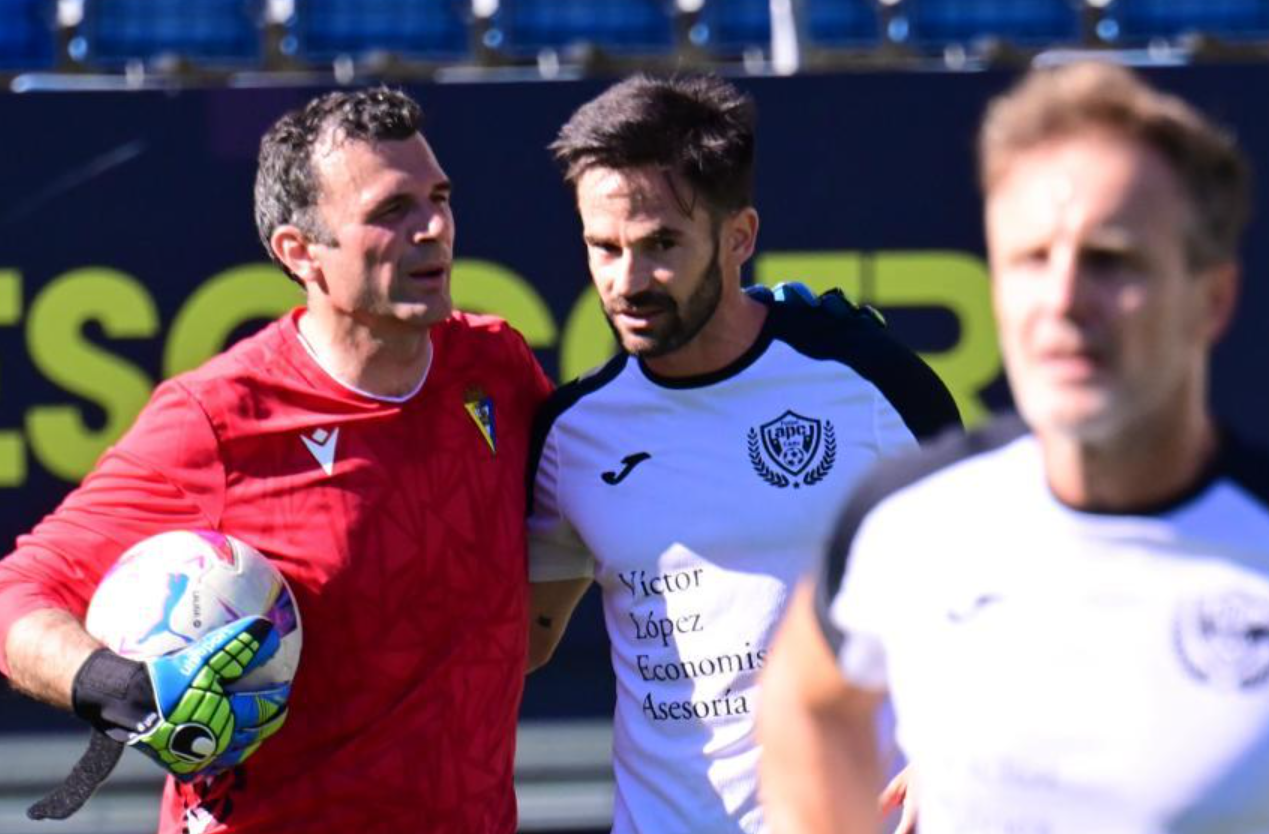 El alcalde, Bruno García, con el concejal David de la Cruz en un amistoso benéfico jugado en el estadio.