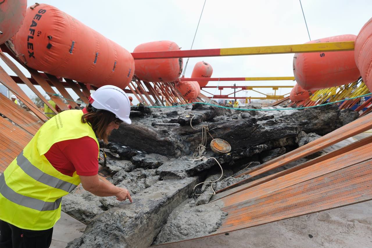 El pecio hundido y sacado a flote en el Puerto de Cádiz.