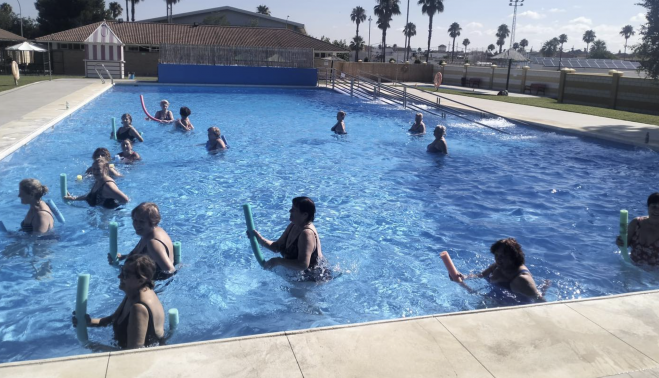 Sesión de aquagym dirigida a las personas mayores de la ELA jerezana.