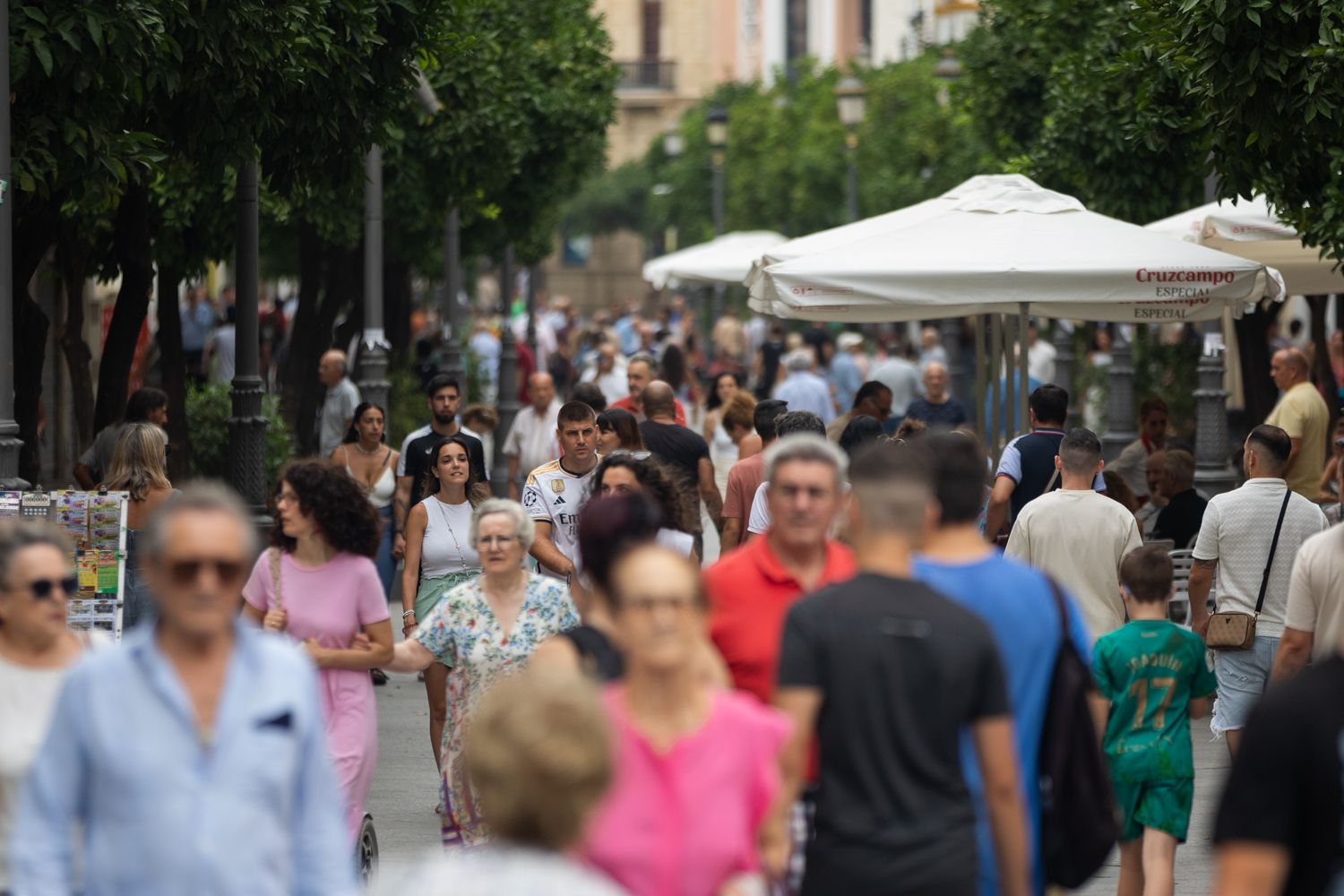 Personas por la calle Larga de Jerez, en la zona de tiendas, en una imagen reciente.