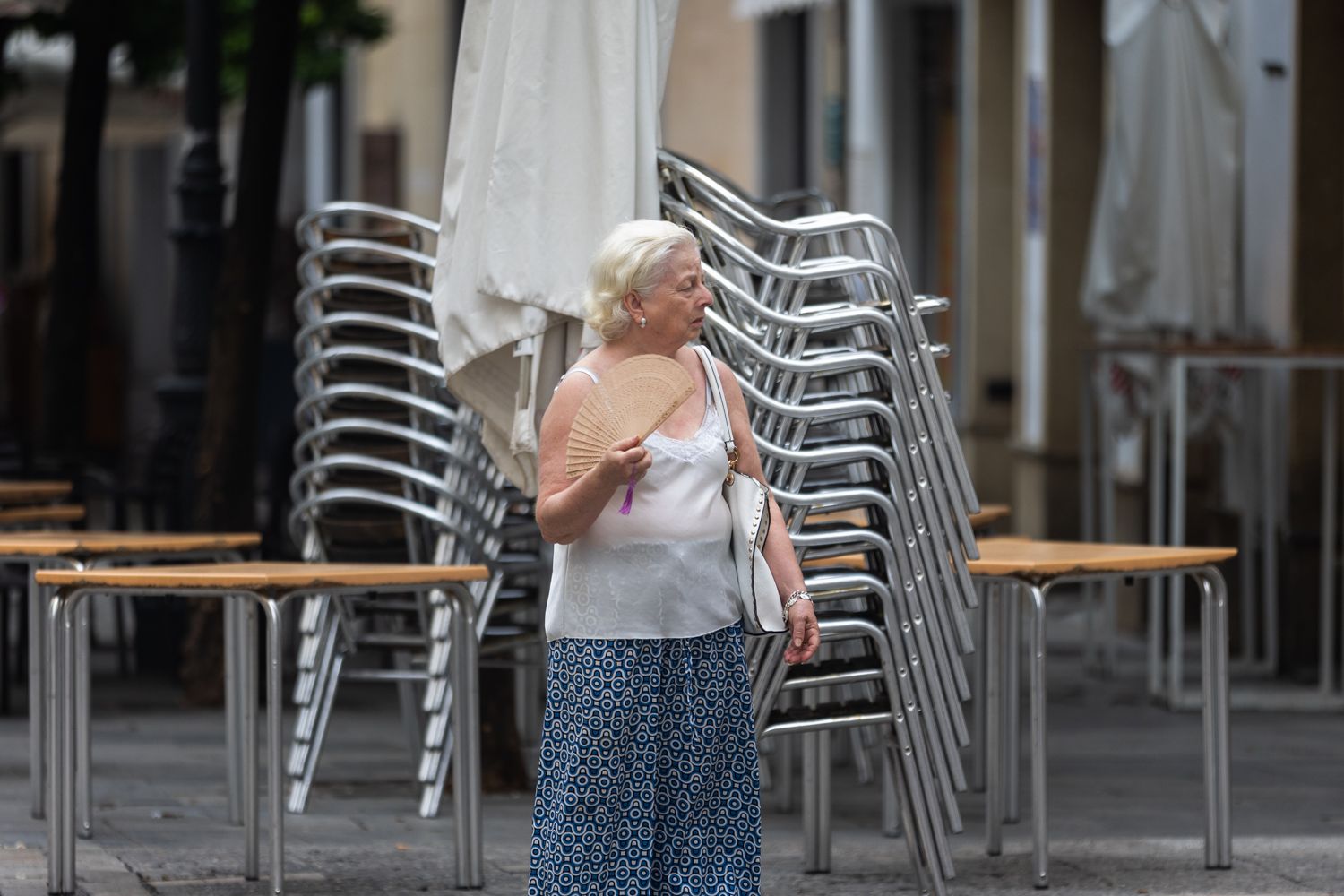 Una persona se abanica en la calle por las altas temperaturas en Andalucía.