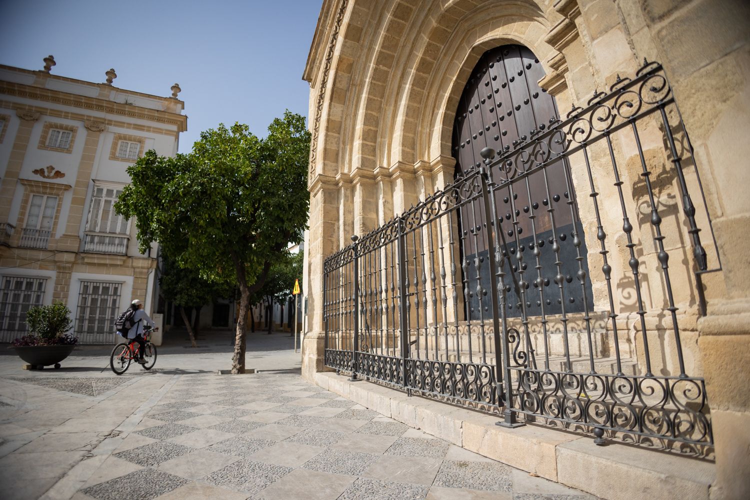 La puerta principal de San Dionisio con la reja ya colocada. 