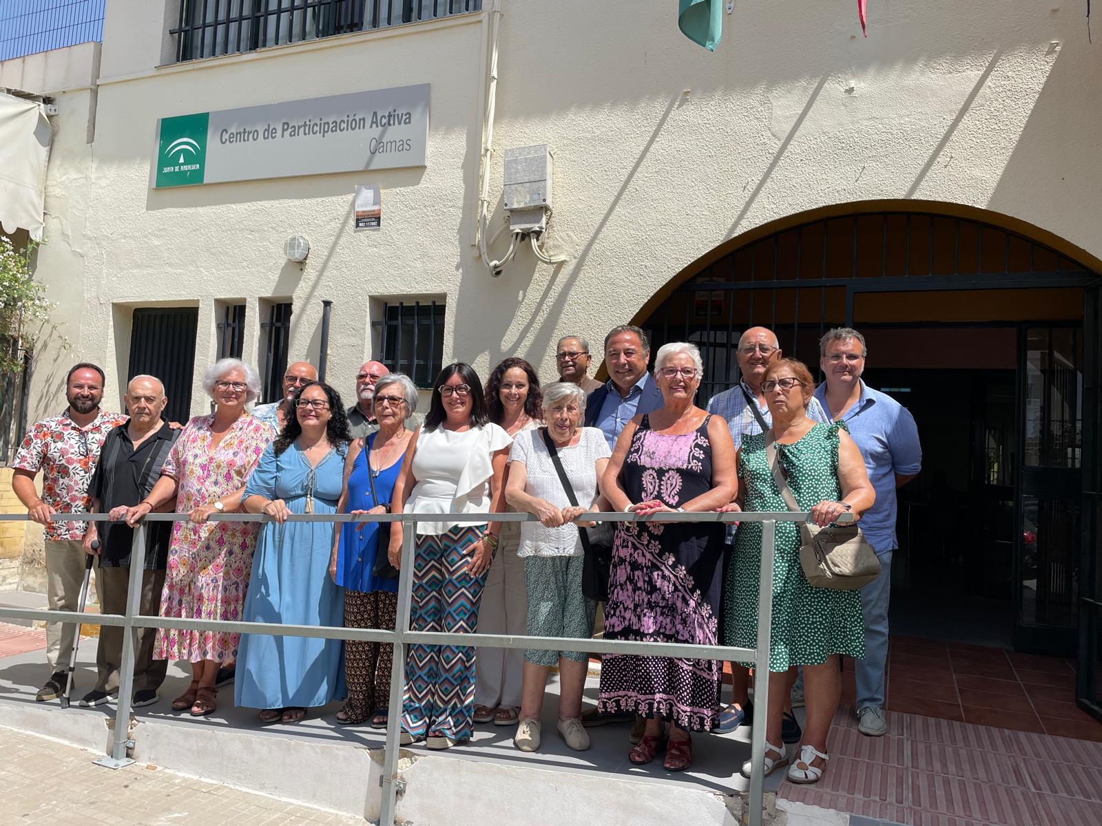 Usuarios del centro en Camas durante la visita de los delegados. 