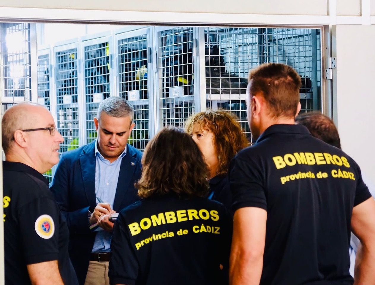 El presidente del consorcio y funcionarios del cuerpo de bomberos.