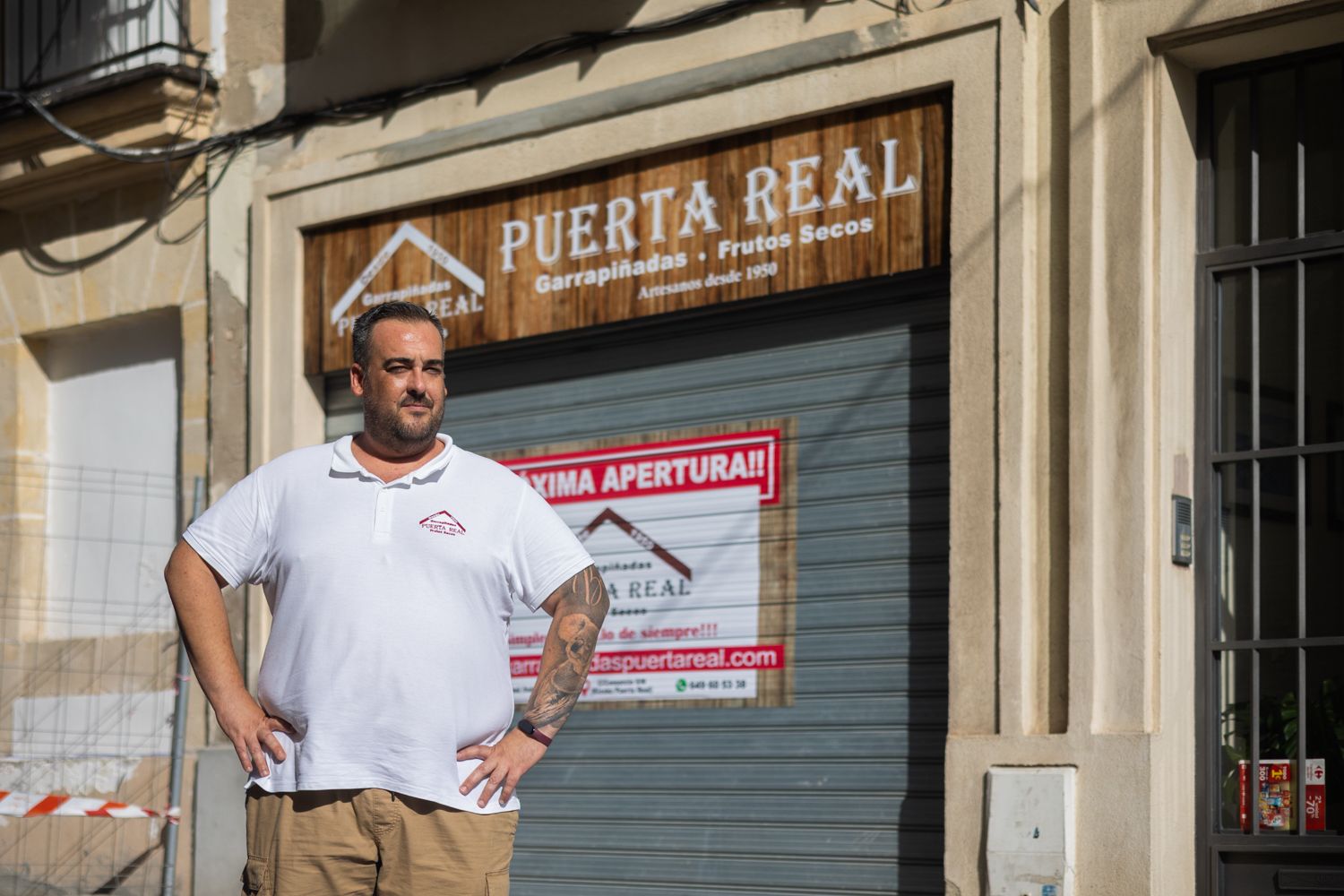 El propietario en la puerta de acceso del nuevo local en la calle José Luis Díez. 