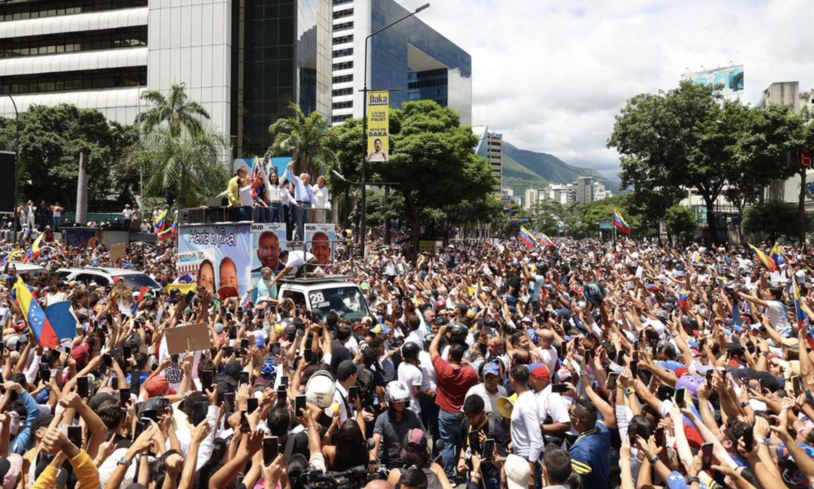 Movilización en las calles de Venezuela, donde han fallecido al menos 12 personas.