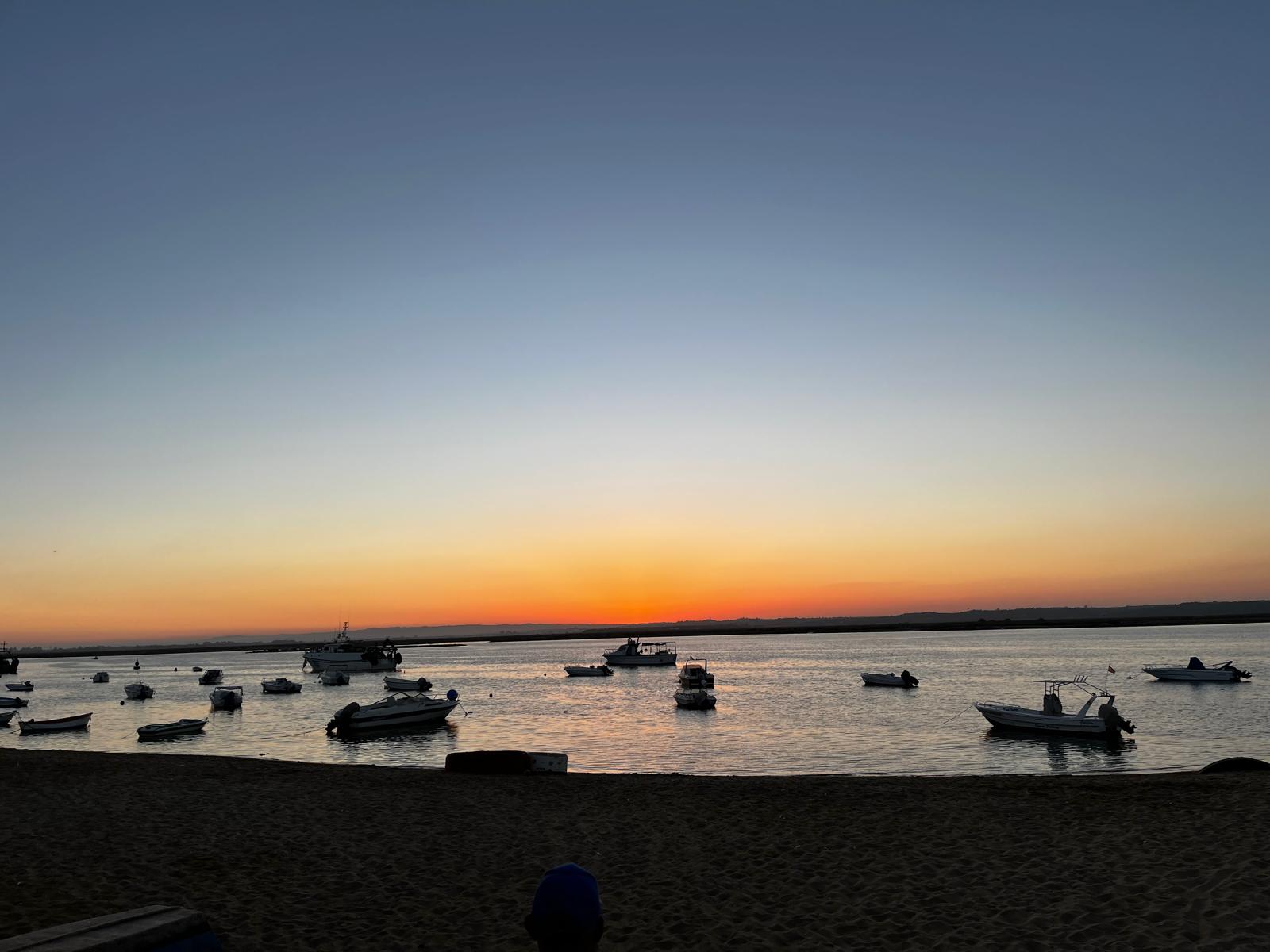 Carteles a la altura de tus ojos. La playa del Cantil, en Huelva, fotografiada por el autor.