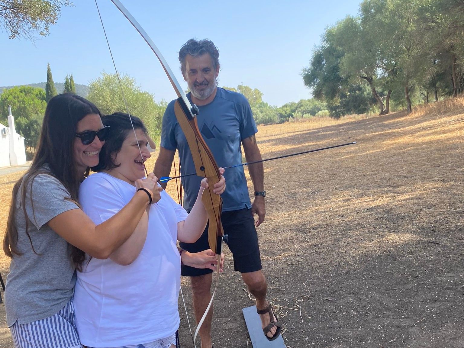 Una de las participantes durante la realización de una actividad en las colonias de verano de Autismo Cádiz.