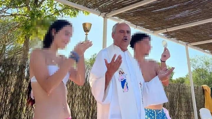 El obispado amonesta a un sacerdote de Jerez. La imagen de la polémica que se ha difundido en las redes.  