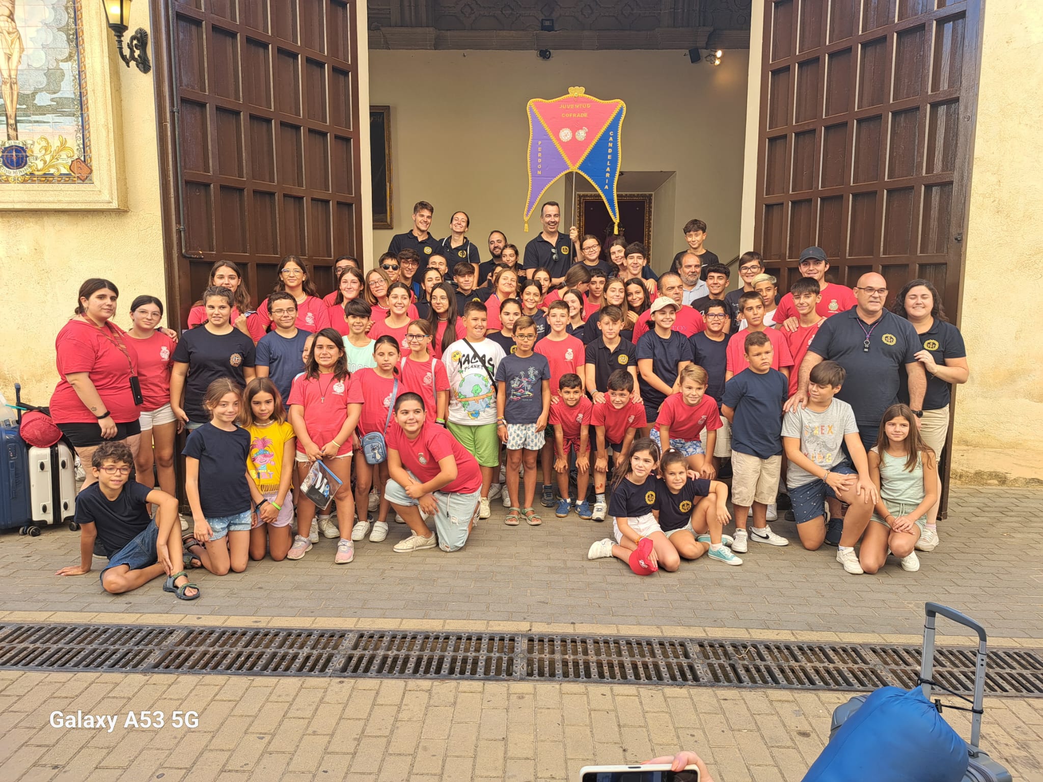 Los jóvenes participantes en la puerta de la casa de hermandad de La Candelaria.