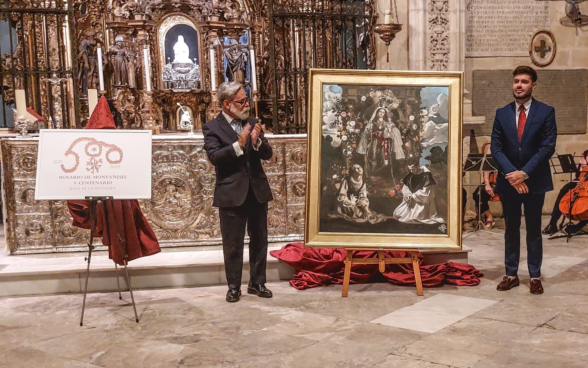 El hermano mayor y el autor del cartel en la presentación en Santo Domingo, ante el altar de Consolación y donde se ve el logotipo de la efeméride. 