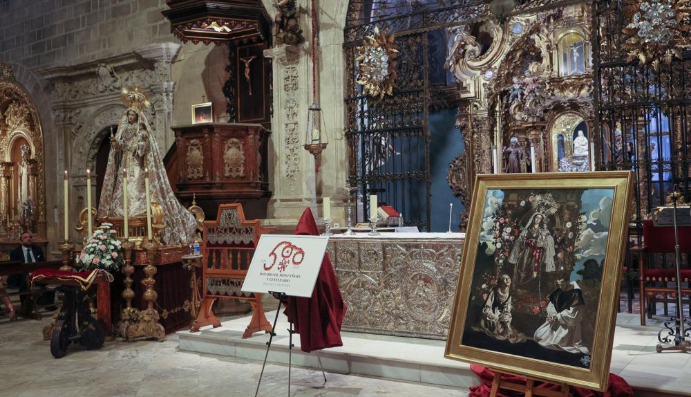 La Virgen del Rosario fue situadla en el altar mayor para este acto. 