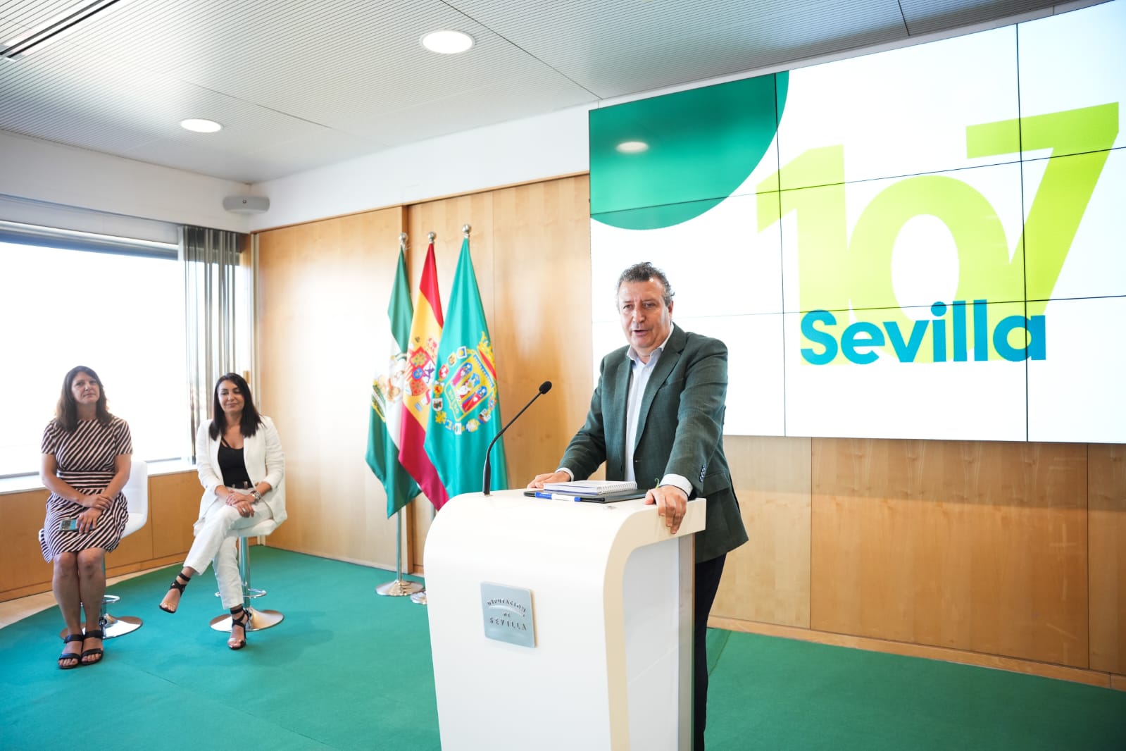 Javier Fernández junto a las dos diputadas de su Gobierno provincial que han puesto en marcha el plan.