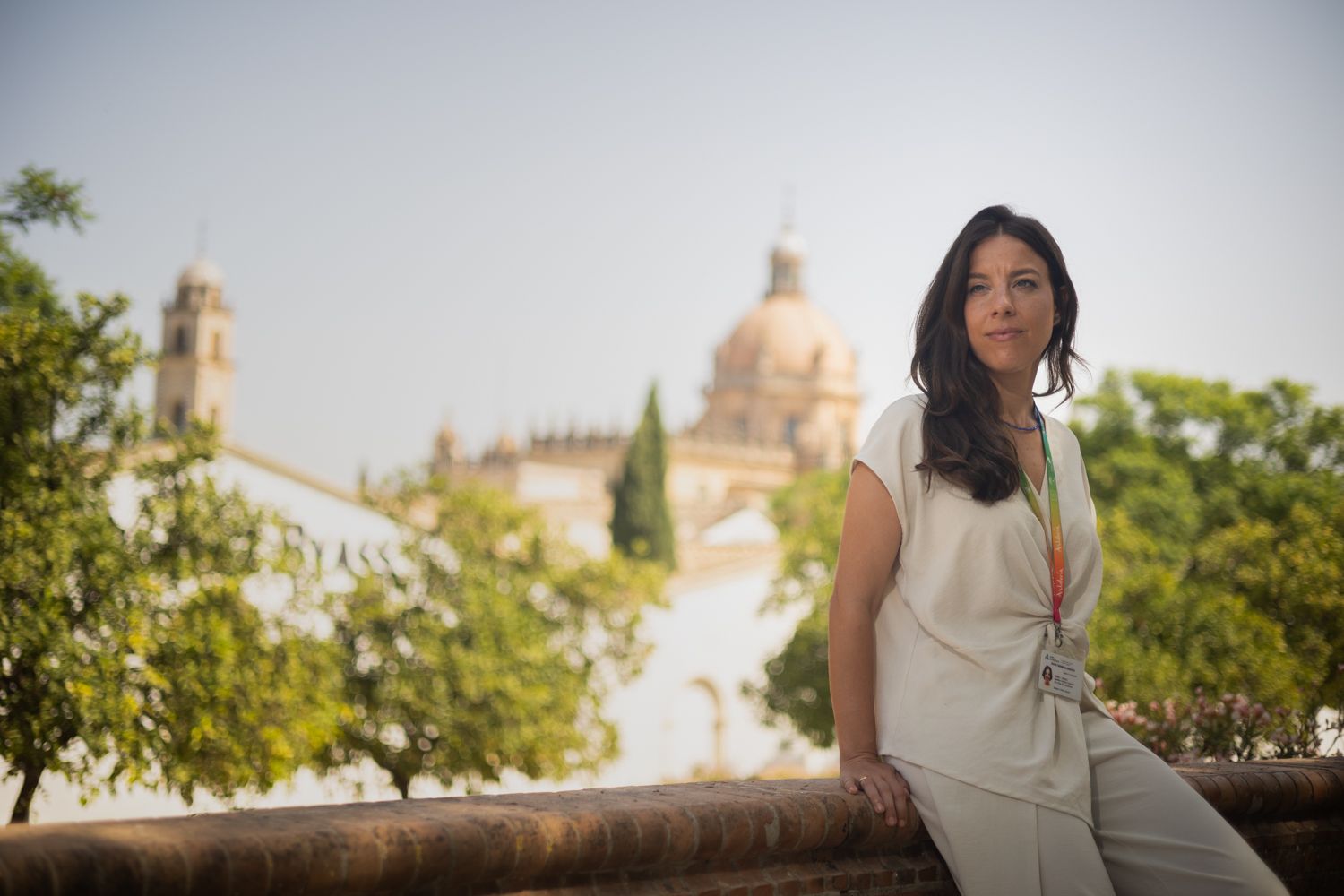 Aurora Muñoz, impulsora del proyecto de turismo 'Soleras y Criaderas', frente al Alcázar de Jerez.