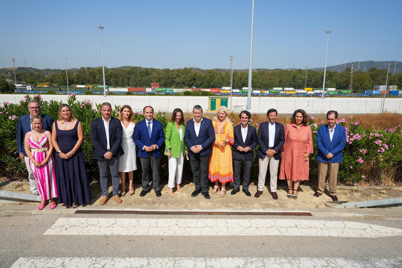 Los consejeros y otras autoridades en la visita al sector logístico. 