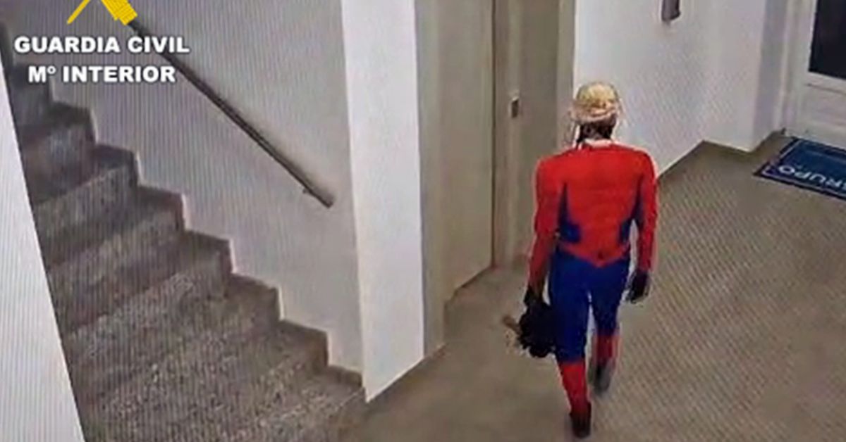 La Guardia Civil ha logrado identificar al hombre que, disfrazado de Spiderman, ha intentado robar en un bar.