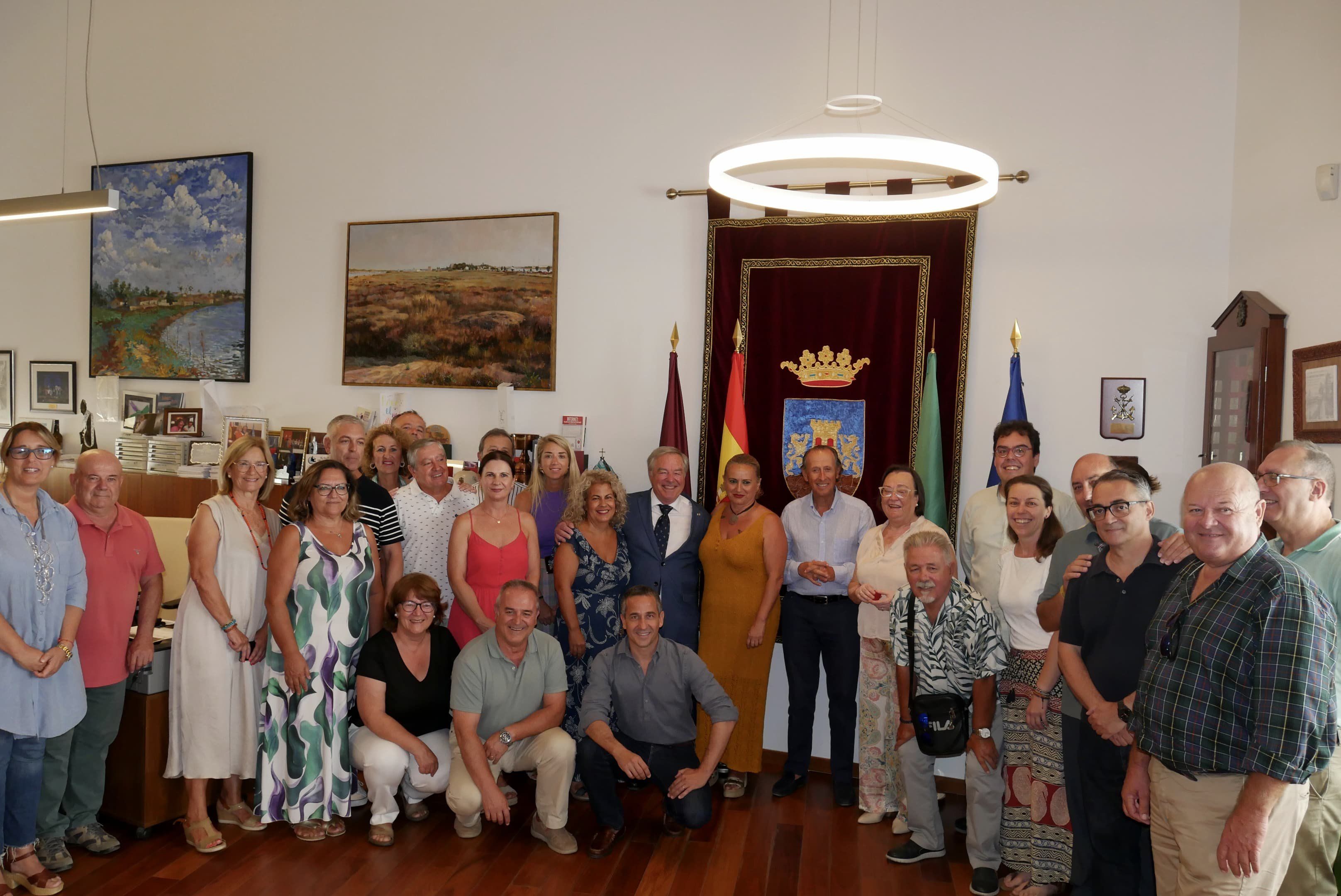 El homenajeado junto al alcalde, rodeado de amigos, familia y compañeros.