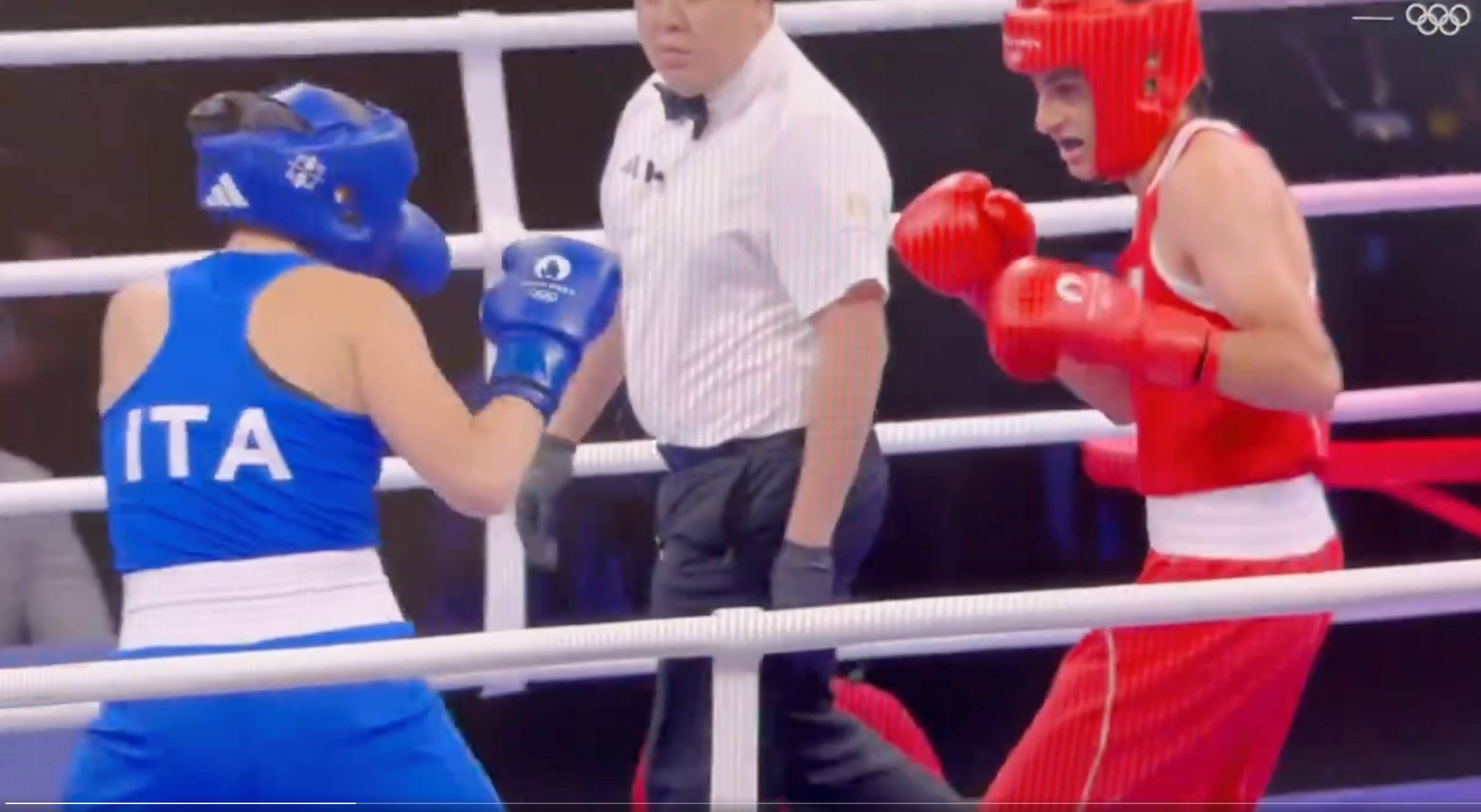 Un momento del combate entre Angela Carini e Imane Khelif.