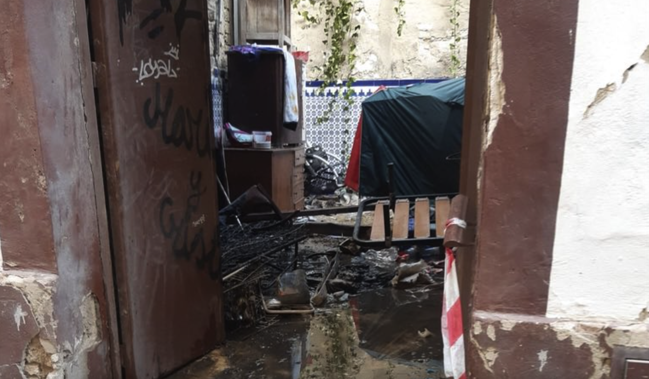 El interior, lleno de enseres, de la vivienda en el centro de Jerez.