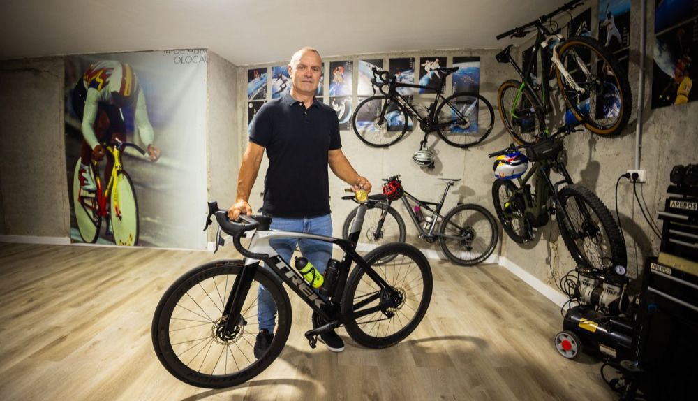 Moreno Periñán, posando con una bicicleta en una charla sobre su oro olímpico.