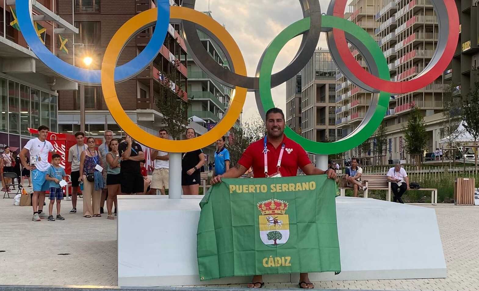 El polichero, posando con la bandera de Puerto Serrano en París.