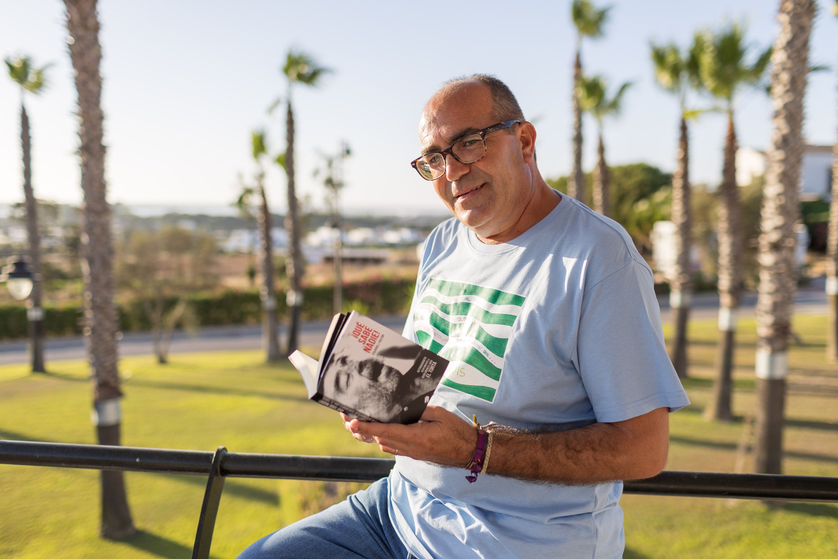 Eduardo J. Pastor posa para lavozdelsur.es con la "autobiografía sentimental" de El Torta.