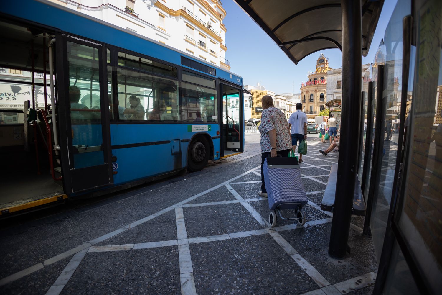 Un autobús de Jerez en la plaza Esteve.