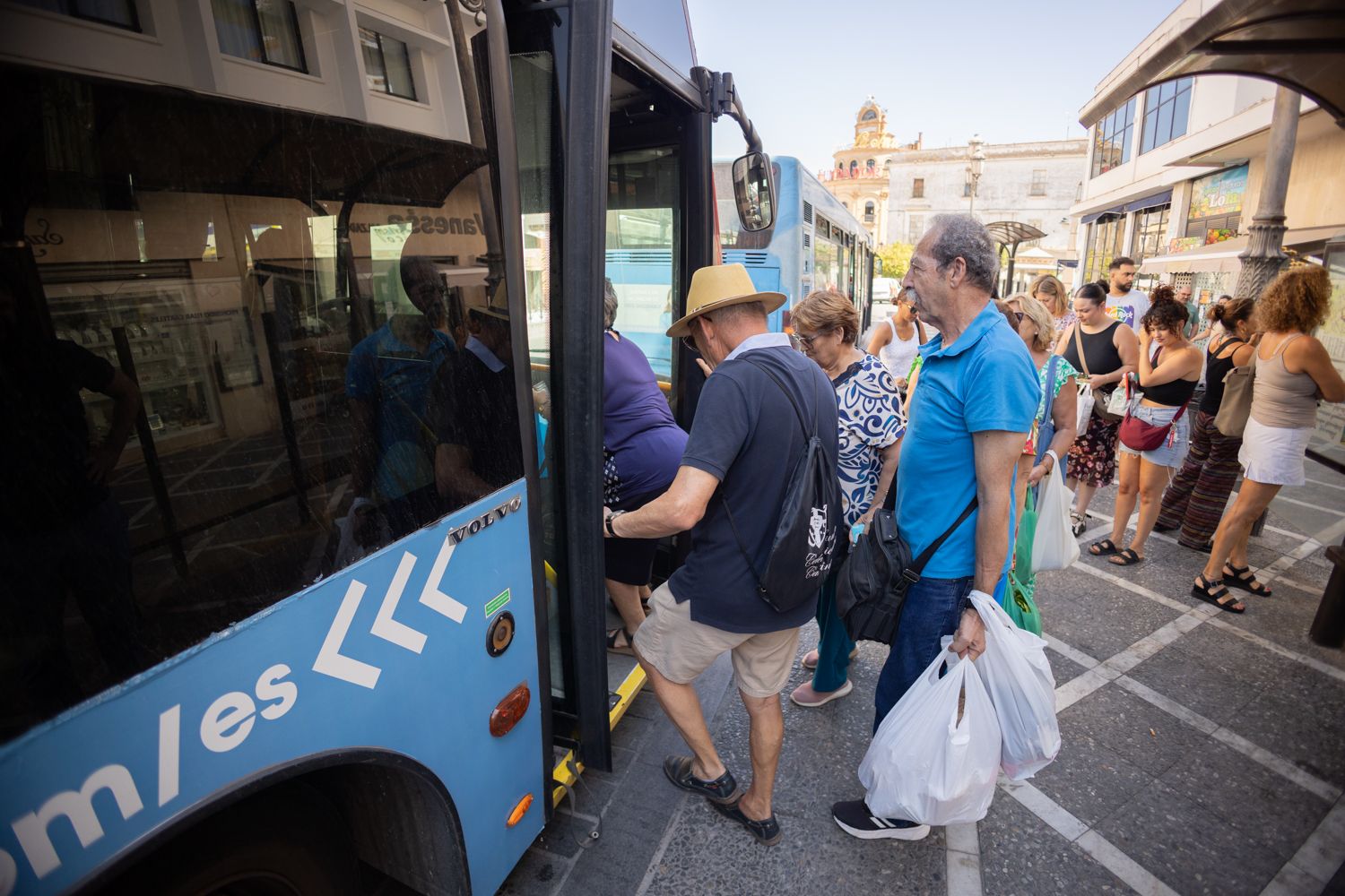 Uno de los autobuses urbanos actuales de Jerez, muy grandes y sin accesibilidad.