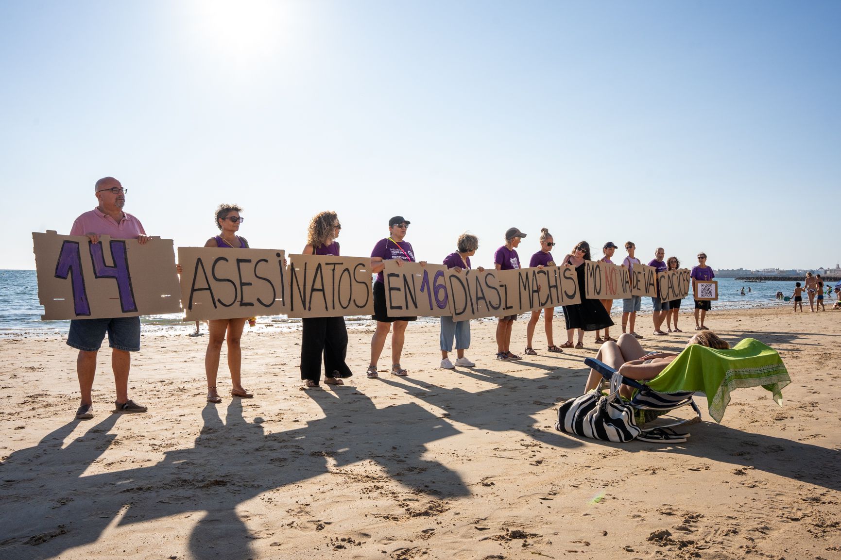 Marcha performance contra la violencia machista en Cádiz.