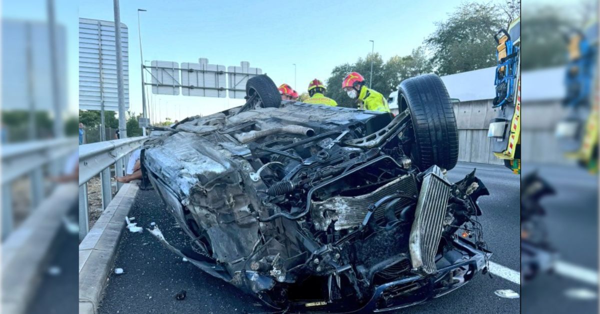 Estado del coche implicado en el accidente.   FOTO: BOMBEROS DEL ALJARAFE