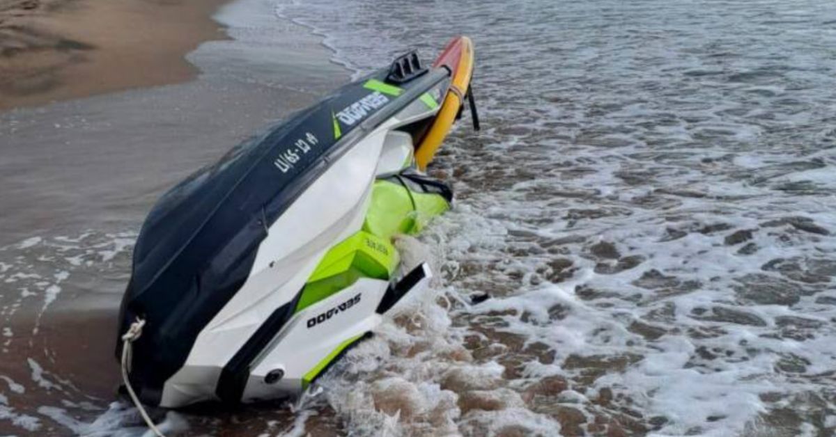 Imagen de una moto acuática en una playa.