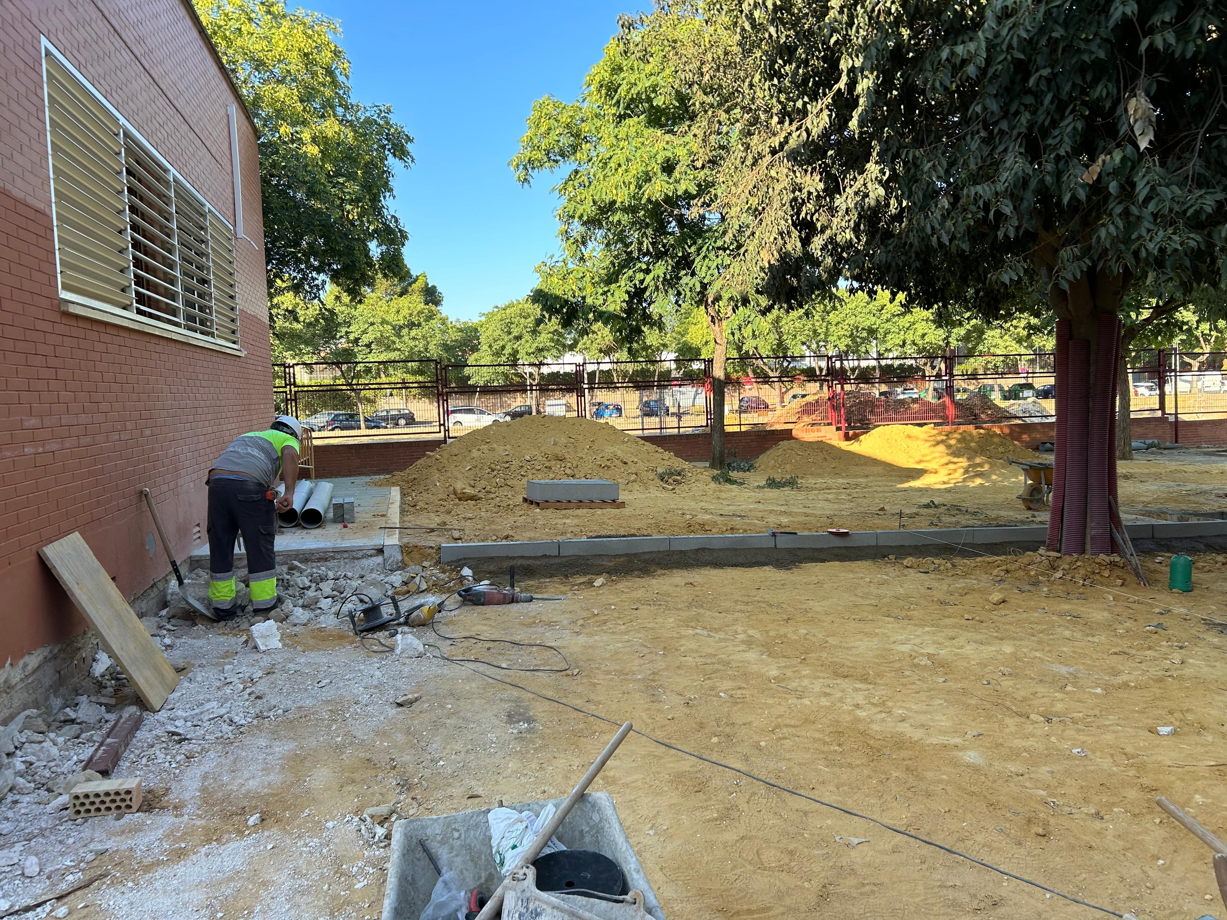 Obras de accesibilidad y reurbanización en el CEIP Ángel Ganivet de Sevilla Este.