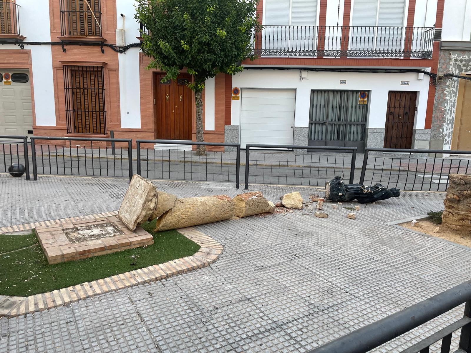 Destrozan la imagen de la Inmaculada en la placita del colegio Nuestra Señora de las Nieves, en Los Palacios.