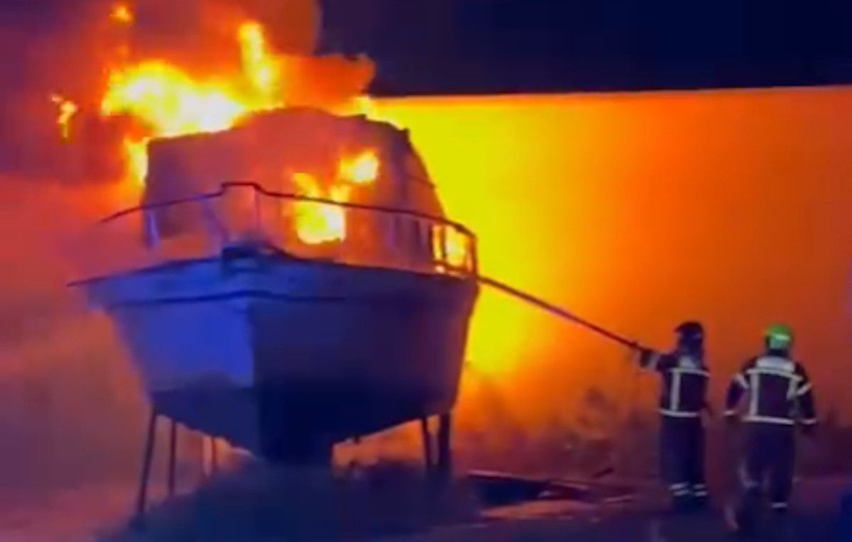 Incendio de una embarcación en el puerto de El Terrón, en Huelva.