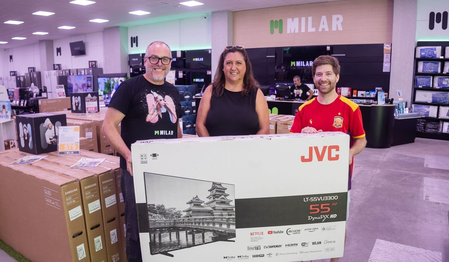 La entrega del televisor, primer premio del concurso ¡Anima a la 'Roja'!, en Milar.