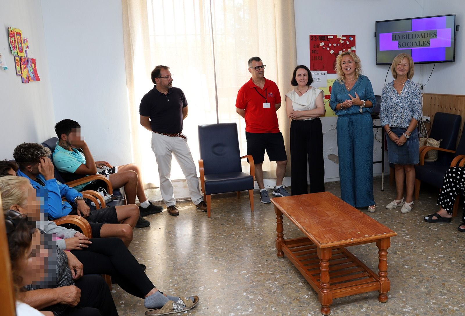 La delegada y responsables del albergue durante la reunión con usuarios. 