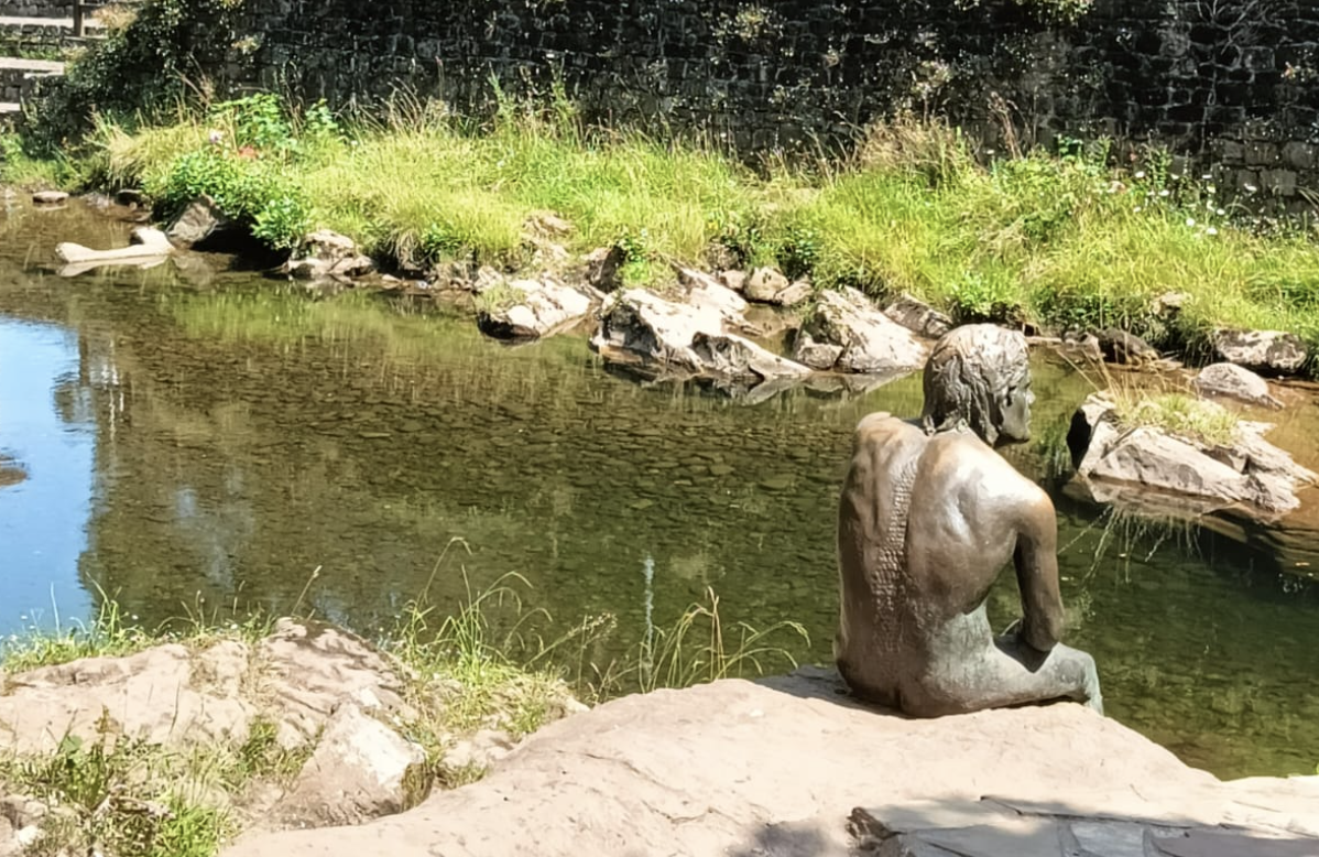 Estatua en homenaje al hombre pez en Liérganes, en Cantabria.