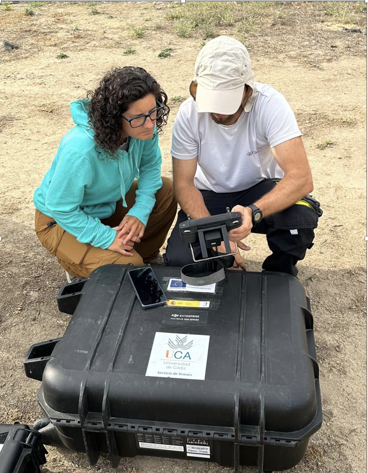 Macarena Lara coordinadora del proyecto junto al piloto de drones Pedro Zarandona y el equipo utilizado en esta campana