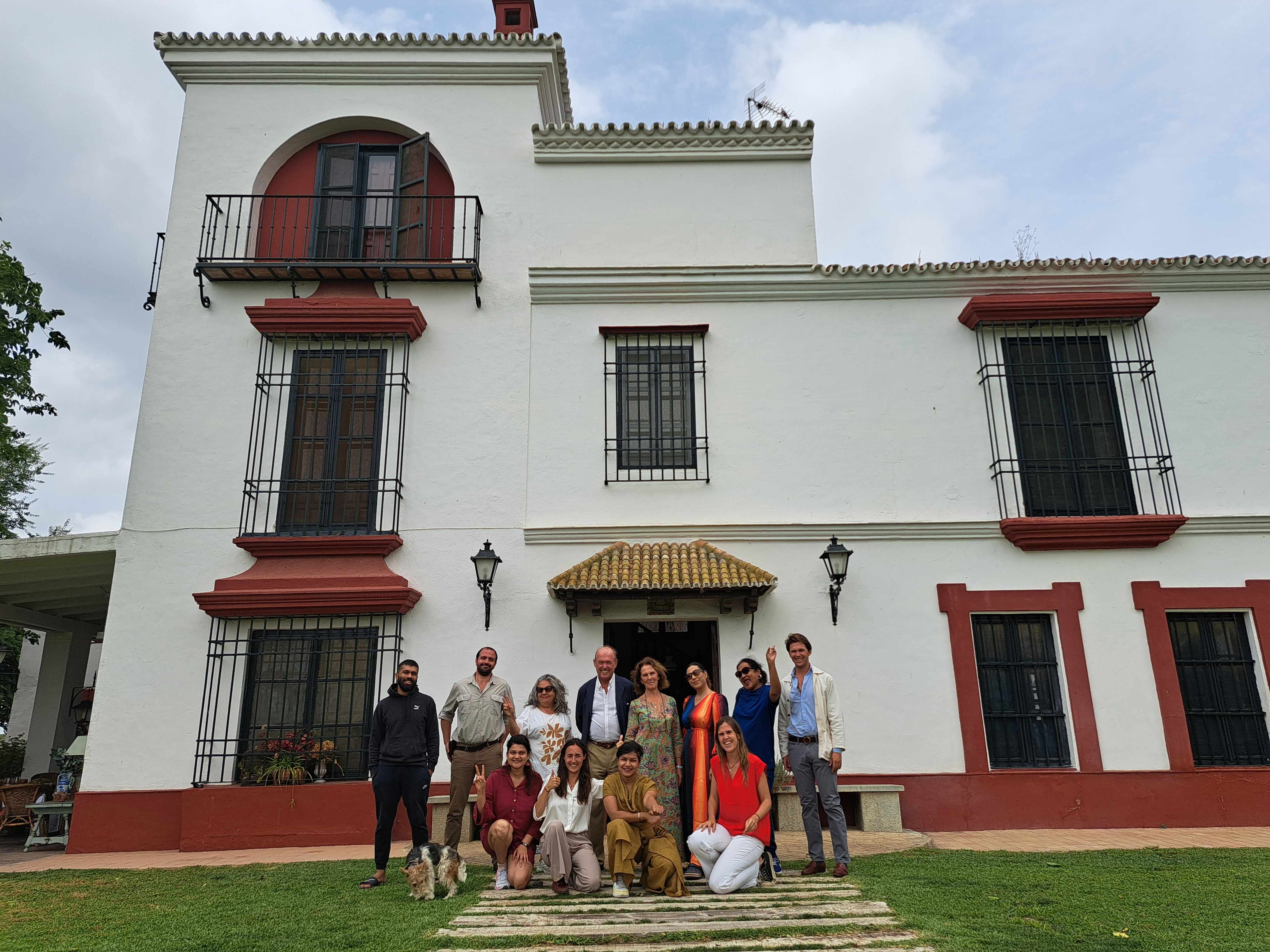 Grupo de prensa indio, especializado en el segmento de lujo, en la finca Kukutana (Aznalcázar).