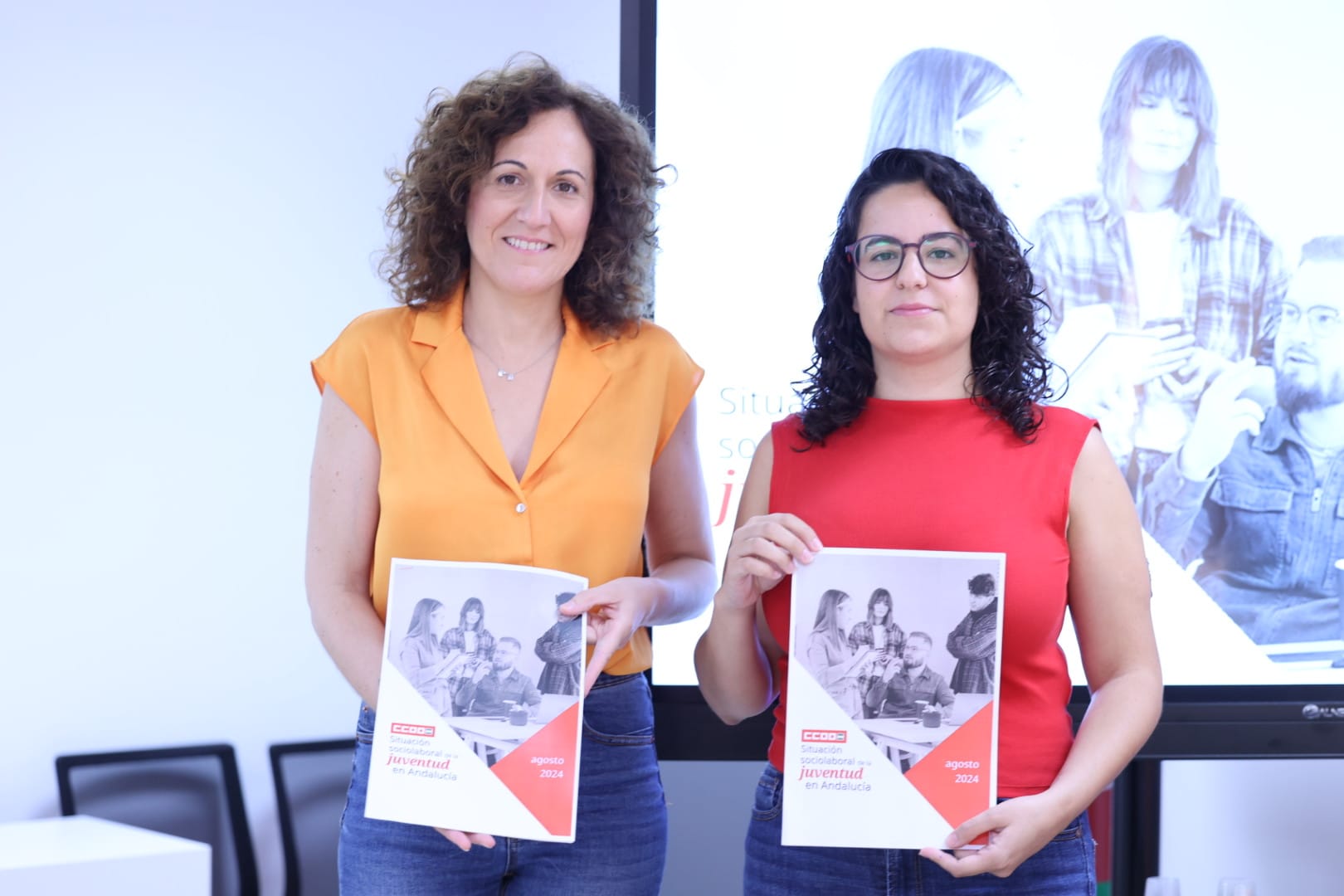 Nuria López, secretaria general de CCOO de Andalucía, y María López, secretaria de juventud, durante la presentación del informe.