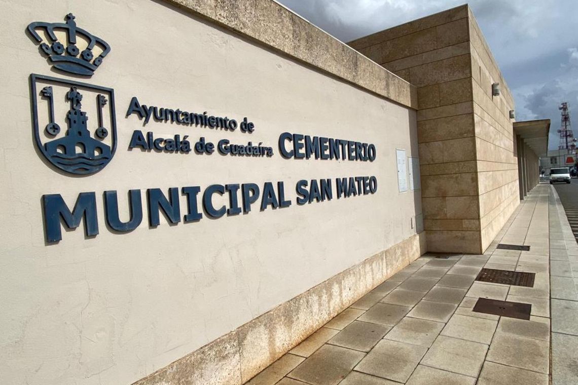 Acceso al cementerio de San Mateo de Alcalá de Guadaíra. 